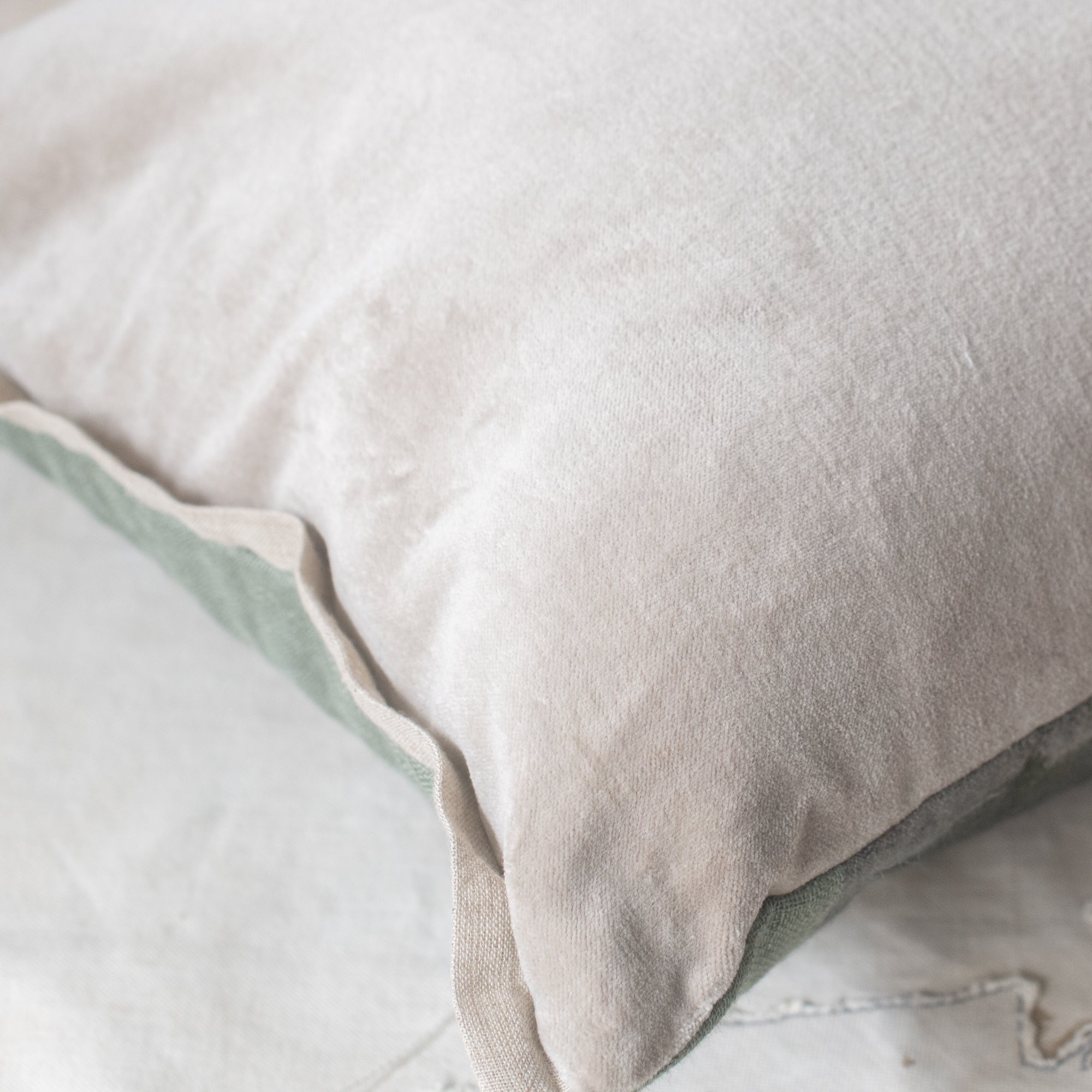 Manosque Cushion 40x55cm LICH