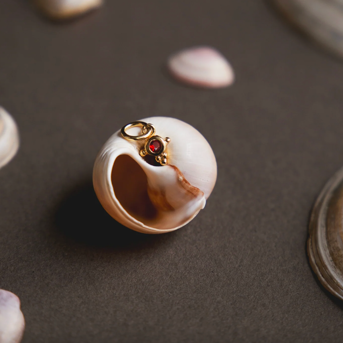 Alix D. Reynis Amulette - Loe