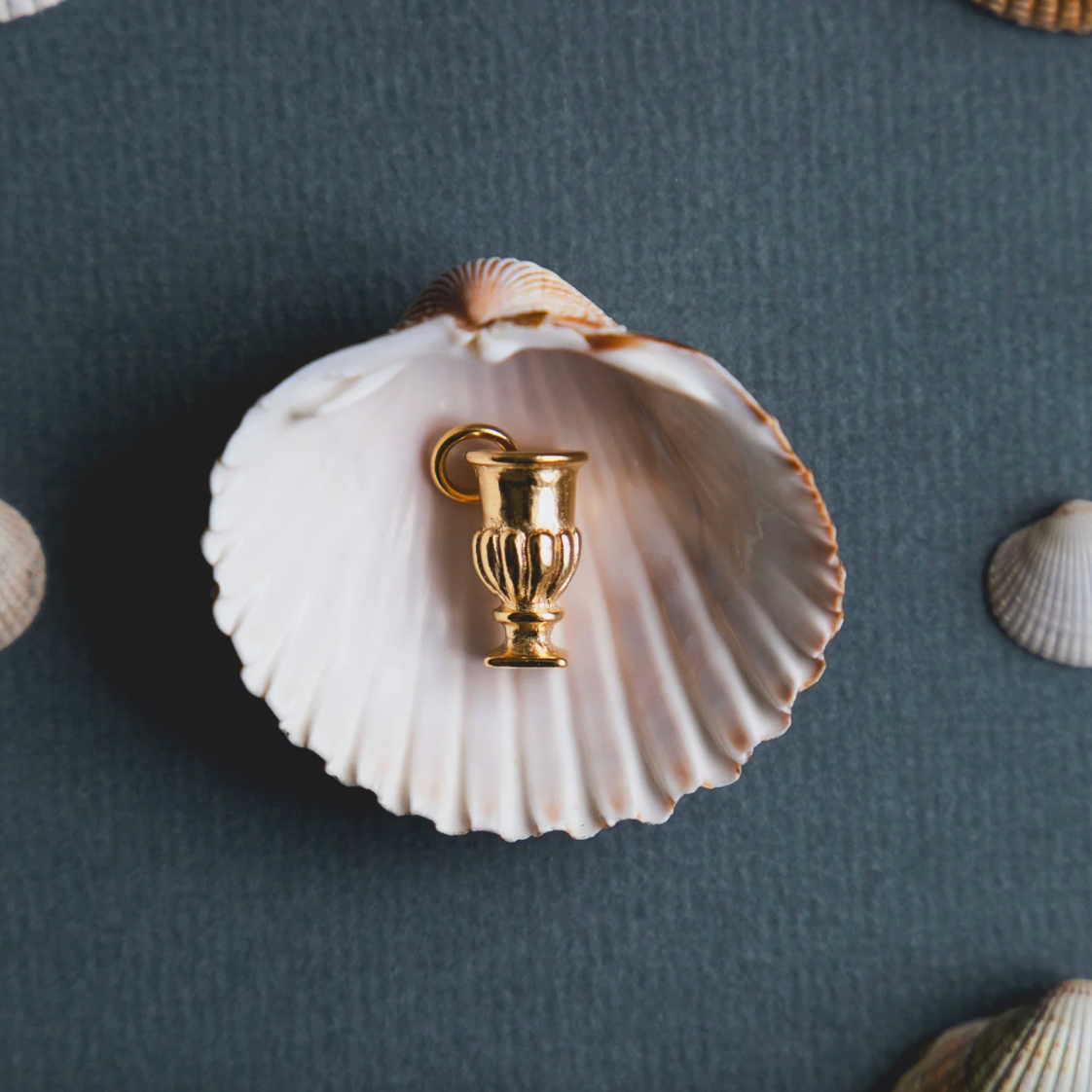 Alix D. Reynis Amulette - Medicis