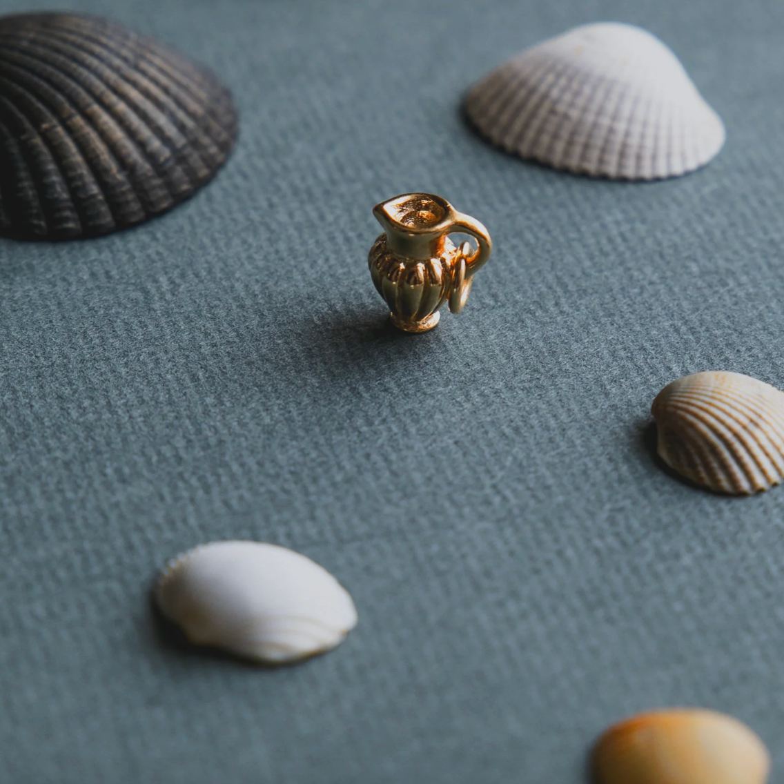 Alix D. Reynis Amulette - Pichet (Pitcher)